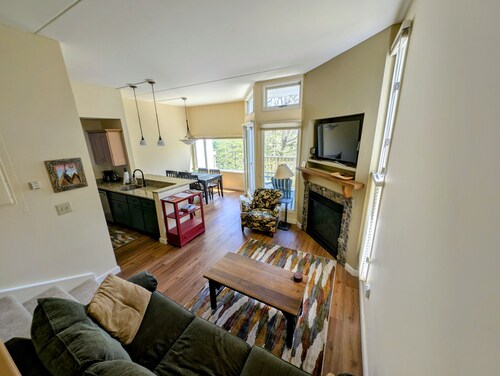 Convenient Skier-friendly 1BR condo, pool, gym, tennis, fireplace, wifi