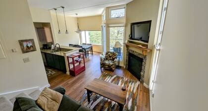 Convenient Skier-friendly 1BR condo, pool, gym, tennis, fireplace, wifi