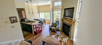 Convenient Skier-friendly 1BR condo, pool, gym, tennis, fireplace, wifi