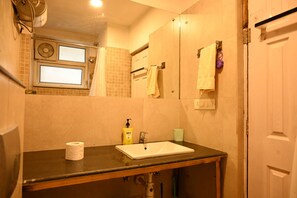 Shower, hair dryer, towels, soap - Cozy 2bhk apartment with pool in North goa (Siolim)