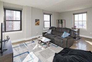 Smart TV, books, computer monitors - Open 2BR 2BA 3BD W/ Private Parking & Skyline View! Direct Skywalk Access (Des Moines)