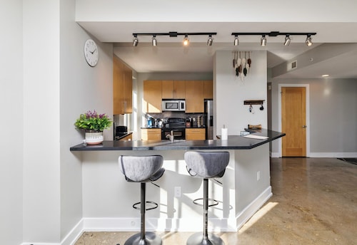 Spacious 2BR 2BA with Parking, Gorgeous Skyline View, and Direct Skywalk Access!