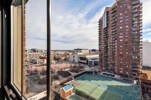 Interior - Open 2BR 2BA 3BD W/ Private Parking & Skyline View! Direct Skywalk Access (Des Moines)