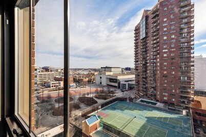 Open 2BR 2BA 3BD W/ Private Parking & Skyline View! Direct Skywalk Access