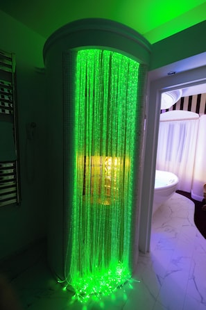 Quarto casal superluxo, vista para o pátio | Banheiro | Banheira e chuveiro separados, produtos de toalete grátis
