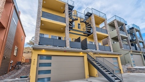 Un edificio residencial de varios pisos con garaje, escaleras y balcones.