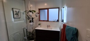 Dusj, hårføner, håndklær og såpe