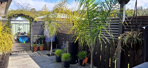 Townhouse Haven - Modern, Spa, close to Nelson Central! Pets welcome.