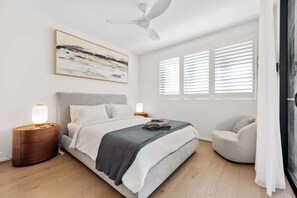 2 soverom, skrivebord, strykejern/-brett og reiseseng for barn