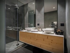 Dusche, Haartrockner, Handtücher