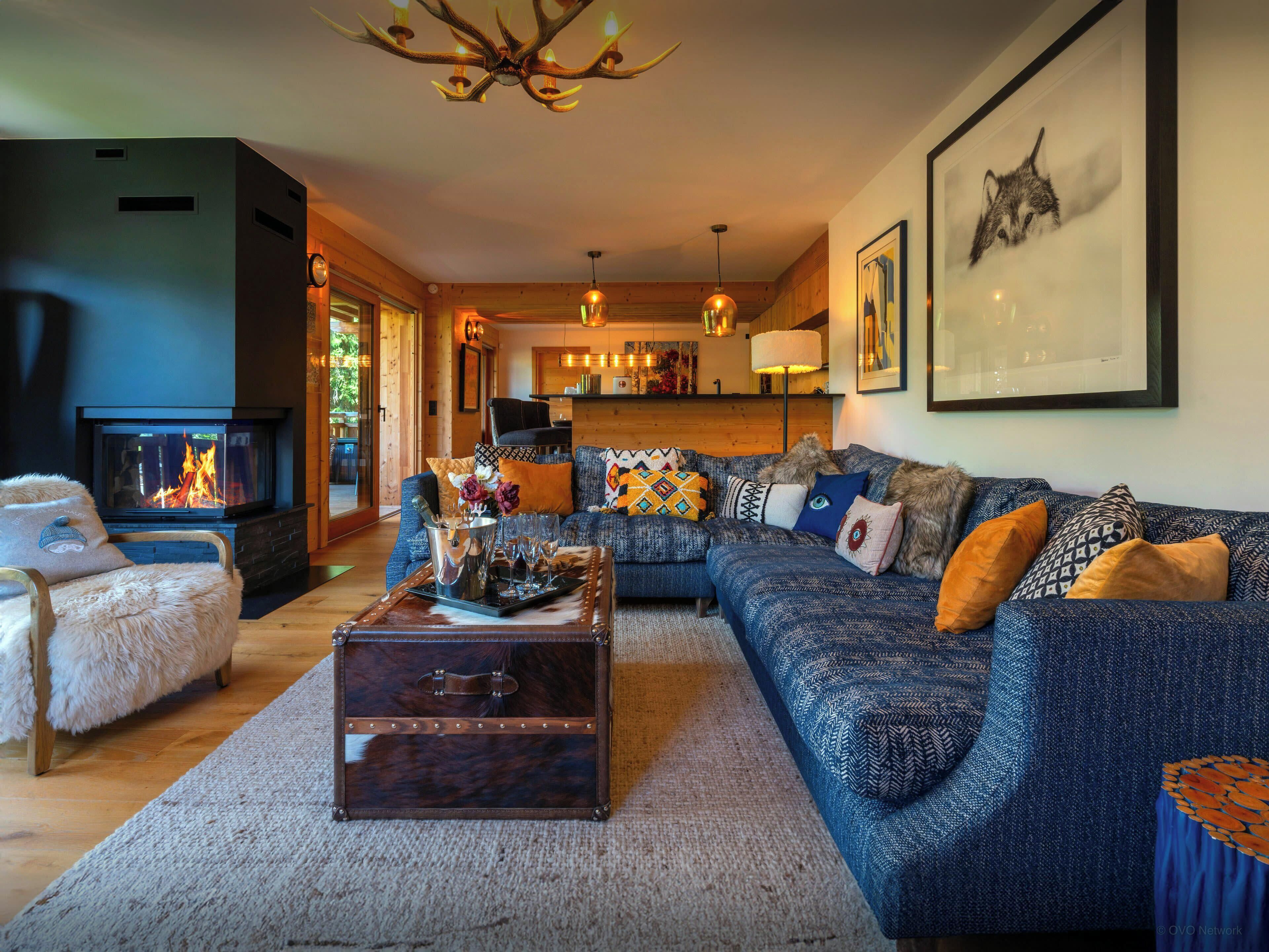 Fernseher, Kamin, Stereoanlage