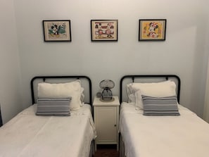 2 chambres, fer et planche à repasser, lit de bébé portatif
