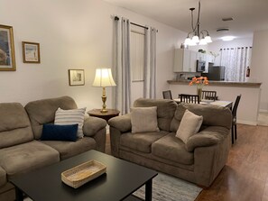 Smart TV, DVD player, ping pong, books - Lake Marion's Finest! Beautiful 2 Bedroom with King Beds, HD & Internet (Kissimmee)