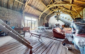 Télévision, cheminée, baby-foot, table de tennis de table