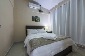 4 habitaciones, tabla de planchar con plancha, wifi y ropa de cama 