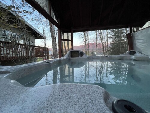 Hot Tub Mountain views Cozy Fireplace!