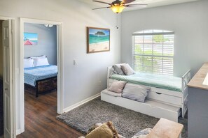 6 bedrooms, desk, iron/ironing board, travel cot