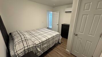 1 dormitori, planxa i posts de planxar, wifi i roba de llit