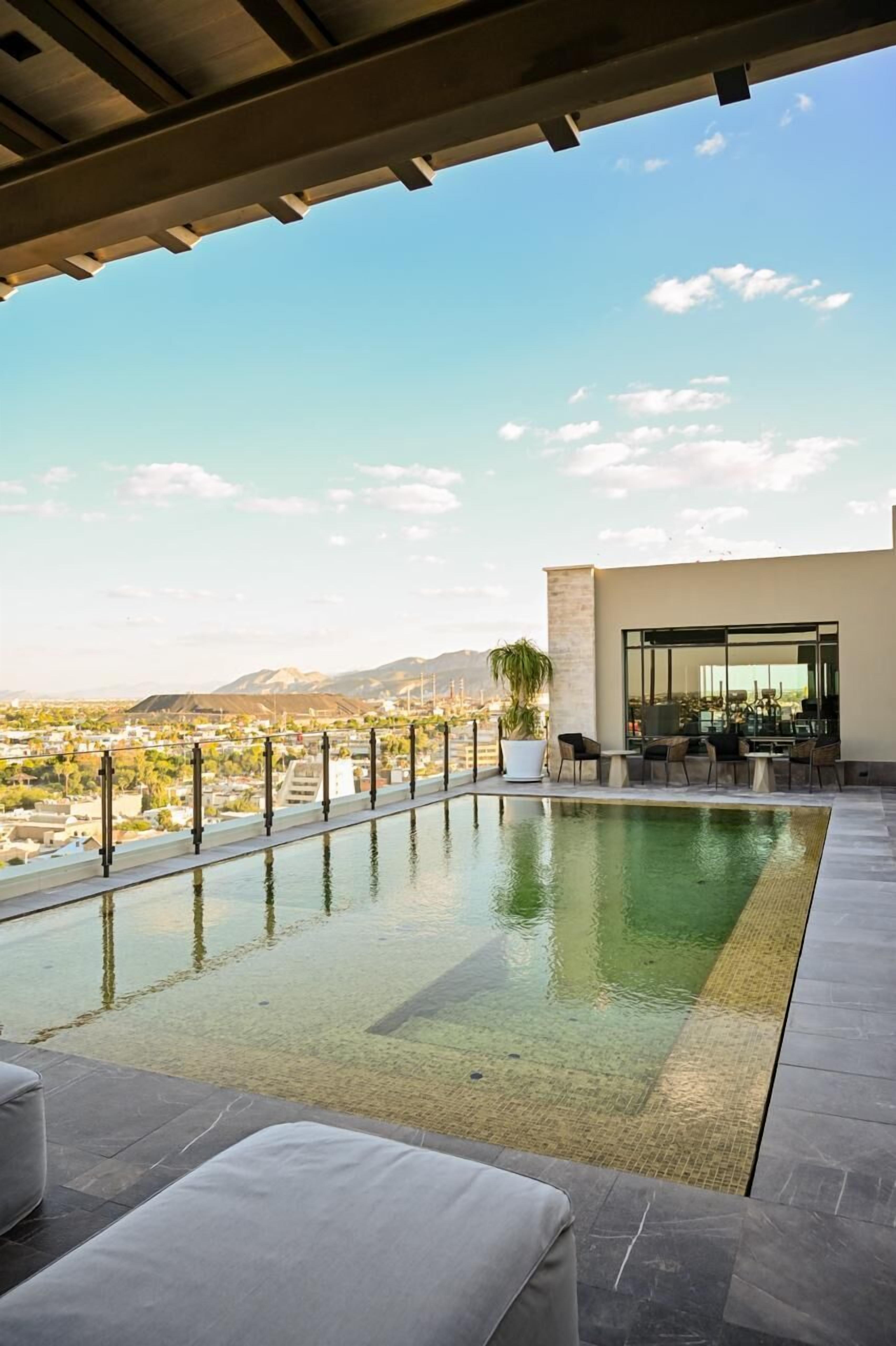 Una piscina al aire libre