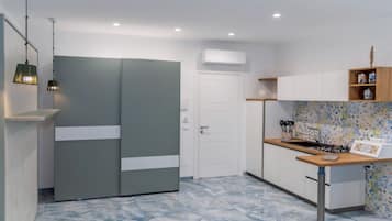Deluxe Studio, Balcony, City View | Private kitchen