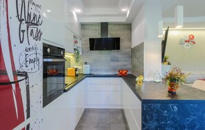 Refrigerador, parrilla de estufa, lavavajillas y utensilios de cocina 