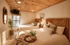 3 habitaciones, escritorio y tabla de planchar con plancha