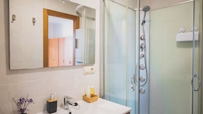 Dusche, Haartrockner, Bidet, Handtücher