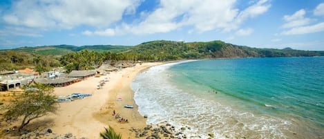 Una playa cerca, arena blanca