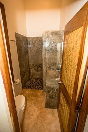 Comfort-Doppelzimmer, Poolseite | Badezimmer | Dusche, Haartrockner, Handtücher, Seife
