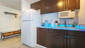 Fridge, microwave, coffee/tea maker, electric kettle - 2 mins walk to Waikiki Beach, Adorable 10th Floor Studio, Free Parking & WiFi (Honolulu)