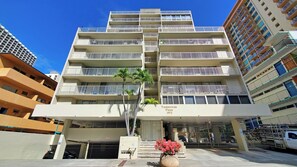 Exterior - 2 mins walk to Waikiki Beach, Adorable 10th Floor Studio, Free Parking & WiFi (Honolulu)