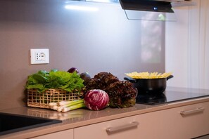 Een koelkast, een magnetron, een oven, een kookplaat