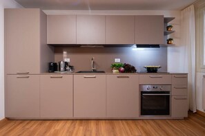 コーヒー / ティーメーカー、冷蔵庫、電子レンジ、オーブン