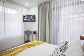 3 bedrooms, desk, iron/ironing board, WiFi