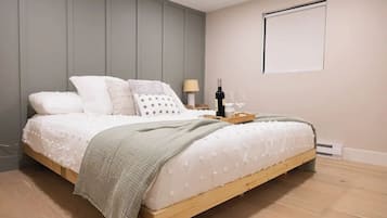 4 bedrooms, iron/ironing board, WiFi, bed sheets
