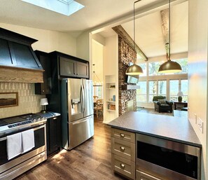 Frigorifero, microonde, forno, piano cottura