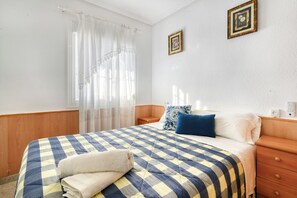 2 slaapkamers, een strijkplank/strijkijzer, wifi, beddengoed