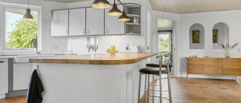 Kjøleskap, oppvaskmaskin og kaffetrakter/tekoker