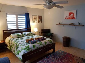 2 bedrooms, WiFi, bed sheets - La Vida Local - close to Mambo Beach!
 (Willemstad)