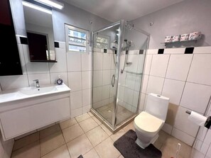 Shower, towels, soap, toilet paper - La Vida Local - close to Mambo Beach!
 (Willemstad)