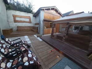 Terrace/patio - Spacious 5-bedroom townhome in terrific Combrand with WiFi (Combrand)