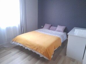 5 bedrooms, iron/ironing board, WiFi, bed sheets