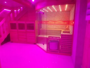 Sauna - Spacious 5-bedroom townhome in terrific Combrand with WiFi (Combrand)