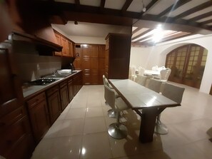 Dining - Spacious 5-bedroom townhome in terrific Combrand with WiFi (Combrand)