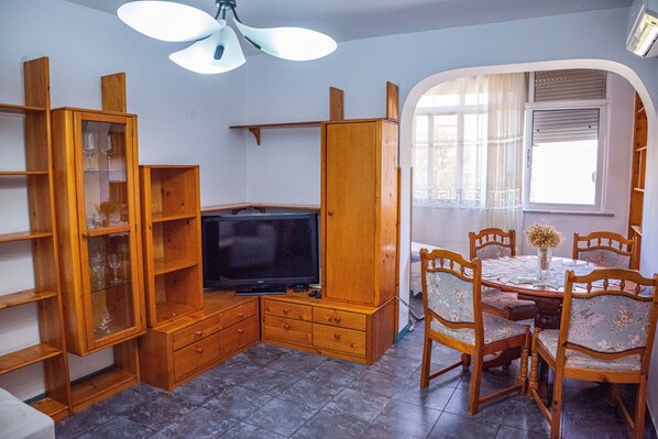 Apartament familiar, 2 dormitoris, vistes a la ciutat | Sala d'estar | Televisor de pantalla plana