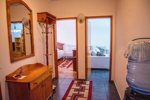 Apartamento família, 2 quartos, vista para a cidade | Área de estar | TV de tela plana