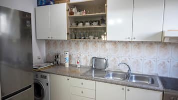 Family Apartment, 3 Bedrooms, City View | Private kitchen