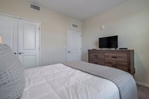 3 dormitorios, tabla de planchar con plancha, cuna de viaje