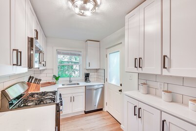 2 MI to Notre Dame: Dog-Friendly Home w/ yard!