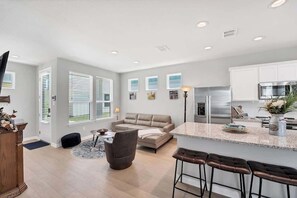 TV, fireplace, offices - Magnolia Haus at Solms Landing (New Braunfels)